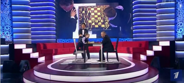 La conmovedora reacción de un niño de 3 años tras perder al ajedrez contra el excampeón Kárpov