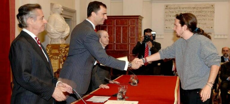 Pablo Iglesias sí estechó la mano al Rey para recoger una beca de 15.476 euros