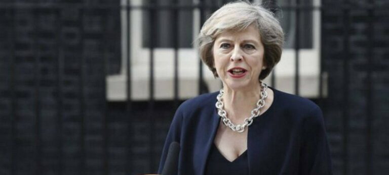 May saca cartas ante el Brexit