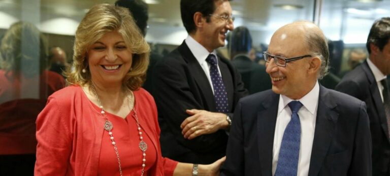 Engracia Hidalgo junto a Cristóbal Montoro