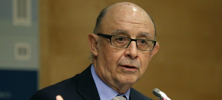 El Gobierno aprueba el techo de gasto y una subida fiscal y del SMI