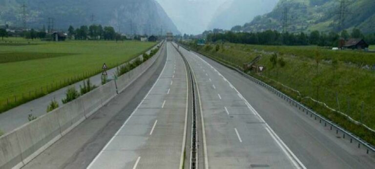 Autopista española sin tráfico