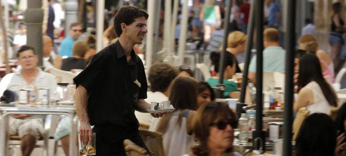 Las ofertas de empleo de camarero caen un 58% en el verano de 2021, frente al de 2019