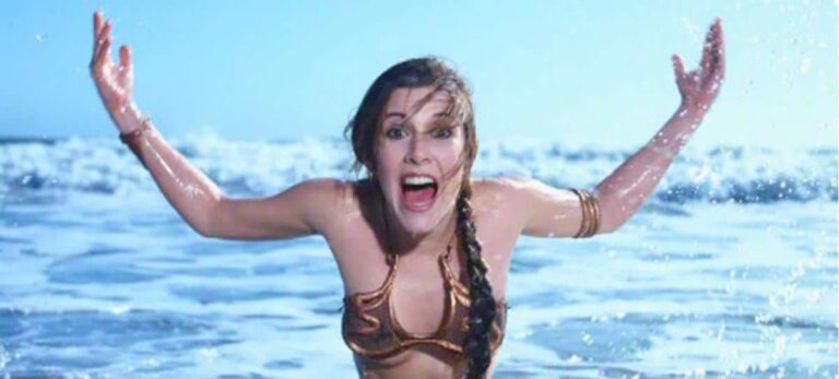 Linchan a Santiago Segura por subir a Twitter una foto en bikini de Carrie Fisher