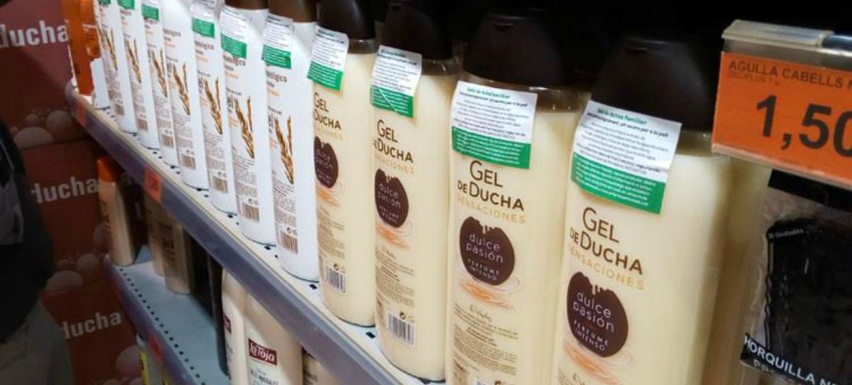 Activistas asaltan un Mercadona y etiquetan en catalán los 'productos discriminatorios'