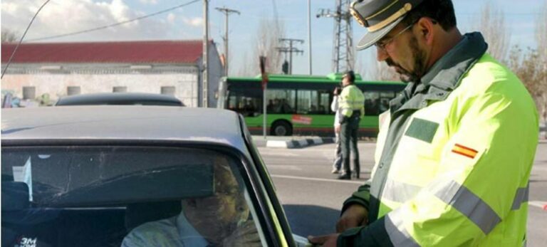 Un guardia civil realiza una prueba de alcoholemia.