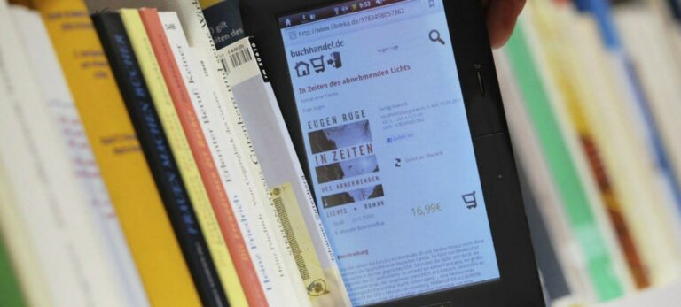 Libro electrónico entre libros en formato de papel