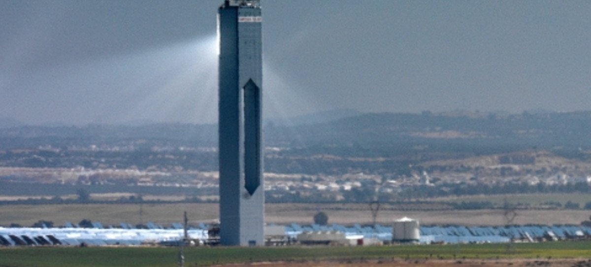 Abengoa pasa de perder 487 millones a ganar 15