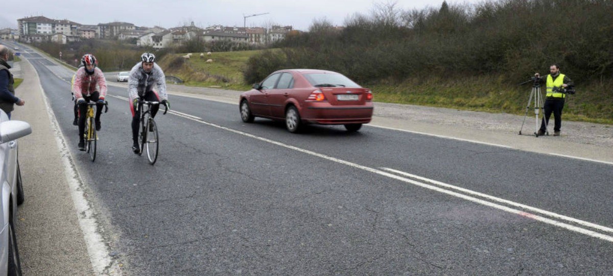 La DGT reduce la velocidad en vías con más bicicletas