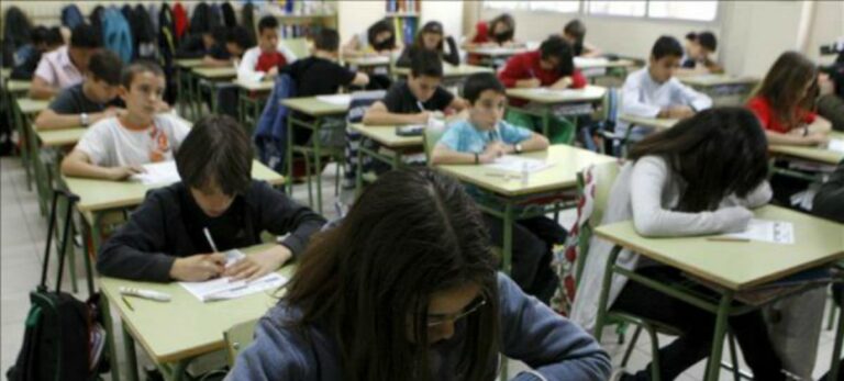 Alumnos durante un examen