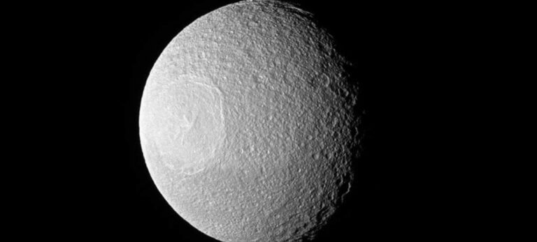 La NASA publica una nueva imagen de la 'Estrella de la Muerte' de Saturno