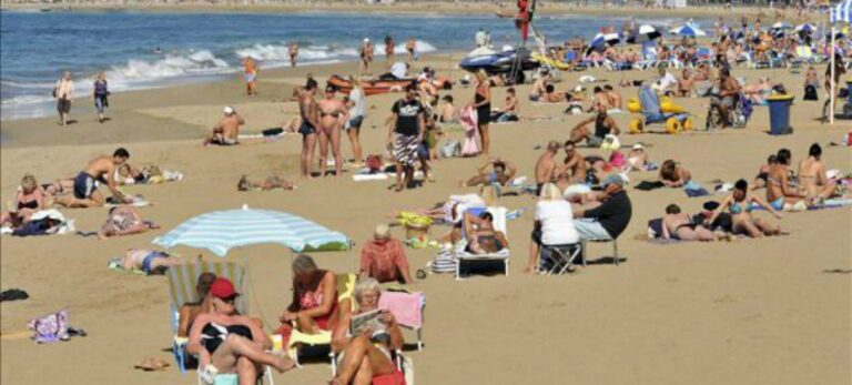 Varios turistas en la playa de las Canteras, en Canarias