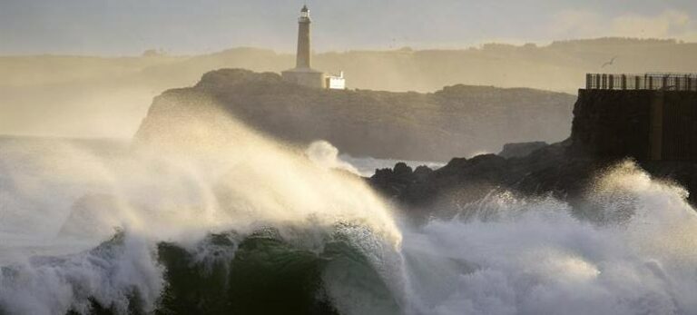 Vientos de 120 kilómetros y olas de 10 metros