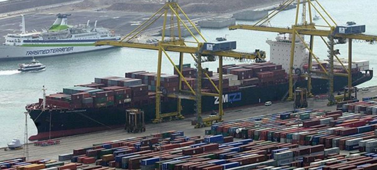 Los estibadores bajan los brazos en los puertos de Barcelona y Castellón