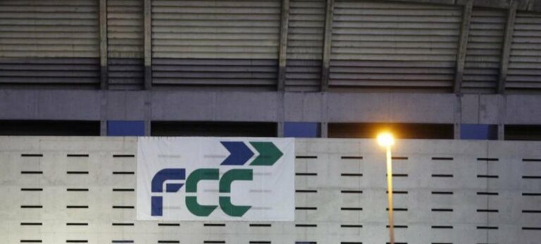 Cartel de FCC en la fachada de las obras del estadio Wanda Metropolitano.