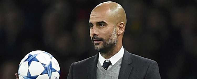 Guardiola con un balón de la Champions