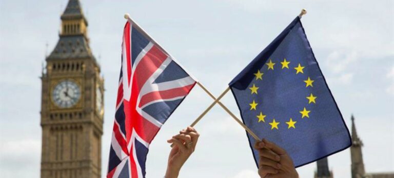 Banderas de la Unión Europea y del Reino Unido con el Big Ben de fondo