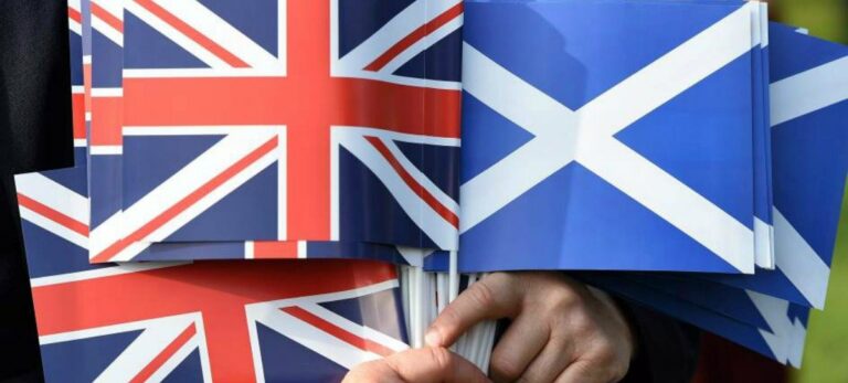La banderas de Reino Unido y Escocia, juntas