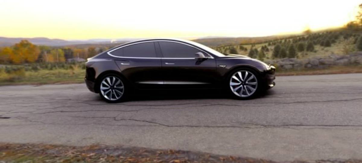 Elon Musk presume el Model 3 de Tesla y aclara el nombre del vehículo