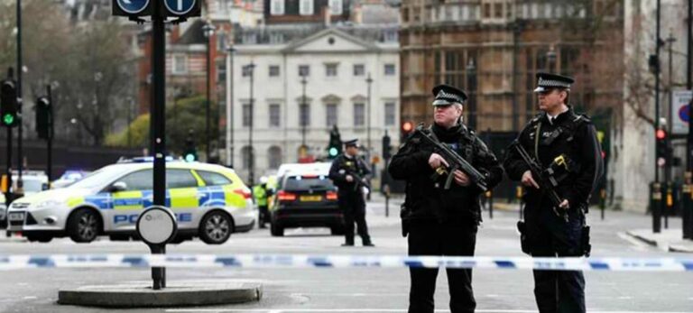 Agentes de policía británicos permanecen en guardia tras un tiroteo ante el Parlamento en Londres