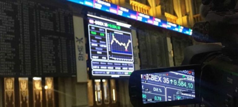 Una cámara graba la pantalla del Ibex 35 durante una jornada de subida