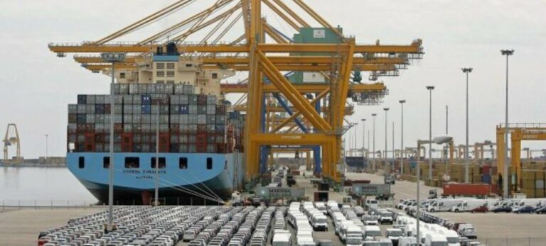 Un barco cargado de contenedores en el puerto de Valencia