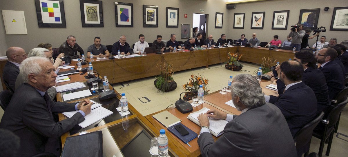 Los estibadores y patronal exigen la subrogación por ley, pero Fomento se opone