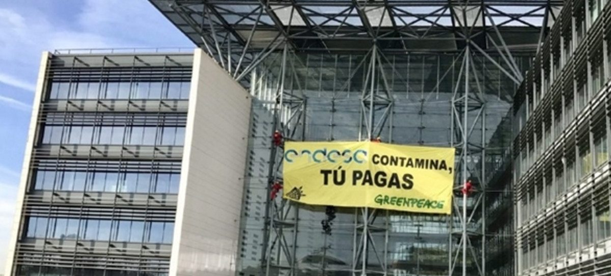 Greenpeace 'se cuelga' en las sedes de Endesa, Iberdrola y Gas Natural Fenosa