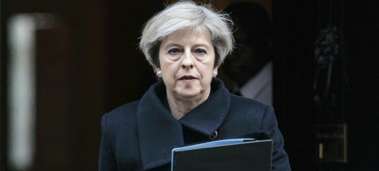 La primera ministra británica, Theresa May, abandona Downing Street en Londres