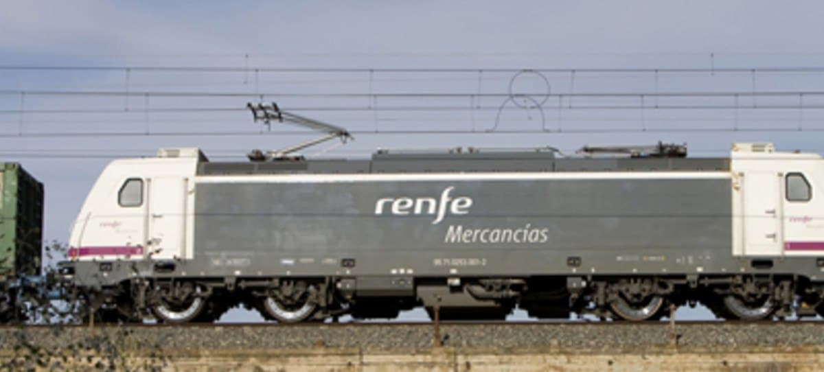Renfe desata la guerra con los transportistas que piden que pague impuestos