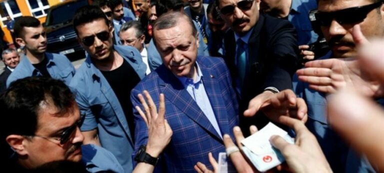 Recep Tayyip Erdogan es saludado por seguidores durante el referéndum en Estambul