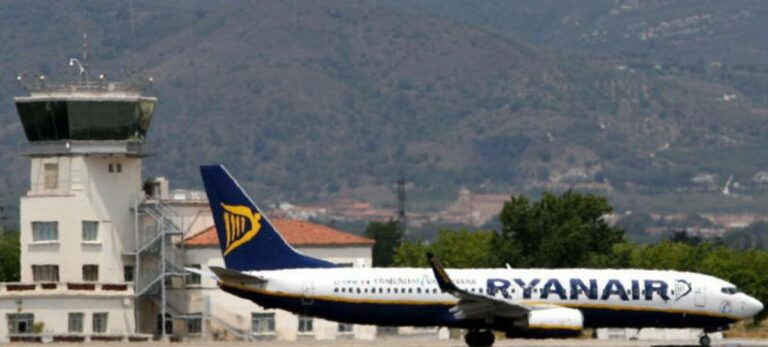 Avión de Ryanair en el aeropuerto de Gerona