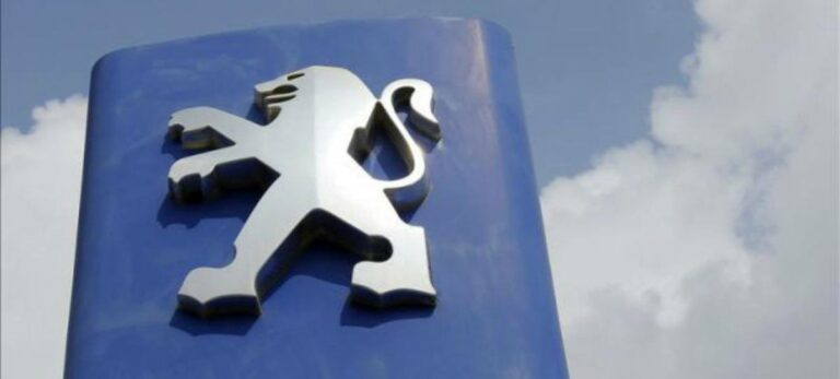 Logotipo de Peugeot en un concesionario en Montpellier (Francia)