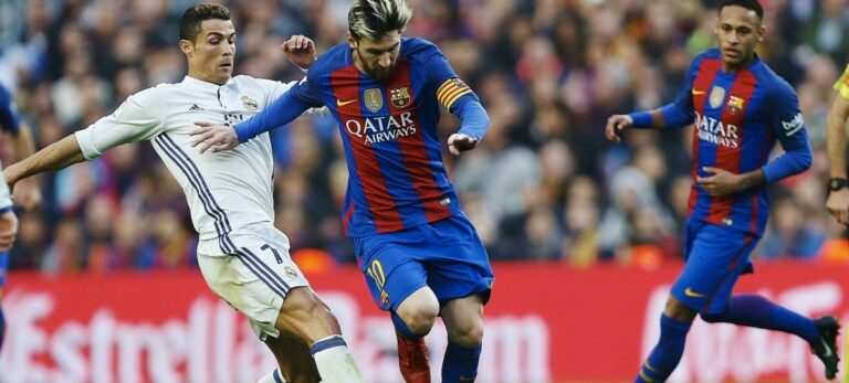 Cristiano Ronaldo y Messi disputan el balón en uno de los últimos Barcelona-Real Madrid