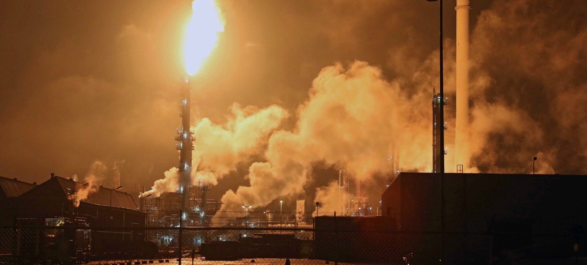 VÍDEO: Un gran incendio obliga a Shell a cerrar la mayor refinería de Europa