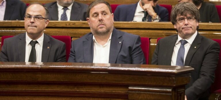 El presidente de la Generalitat, Carles Puigdemont, su vicepresidente, Oriol Junqueras, y el conseller de Presidencia, Jordi Turull