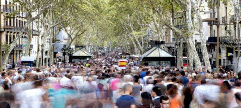 Multitud de personas en Las Ramblas de Barcelona tras los atentados