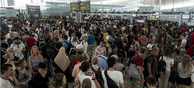 Indignación: Colas de una hora en el Prat aunque no haya huelga ‘oficial’