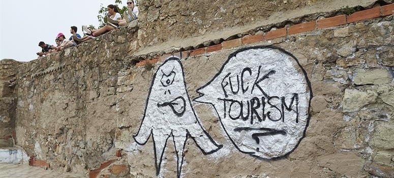 El turismo extranjero, que ya ha dejado 37.200 millones, la última víctima de los radicales catalanes y vascos