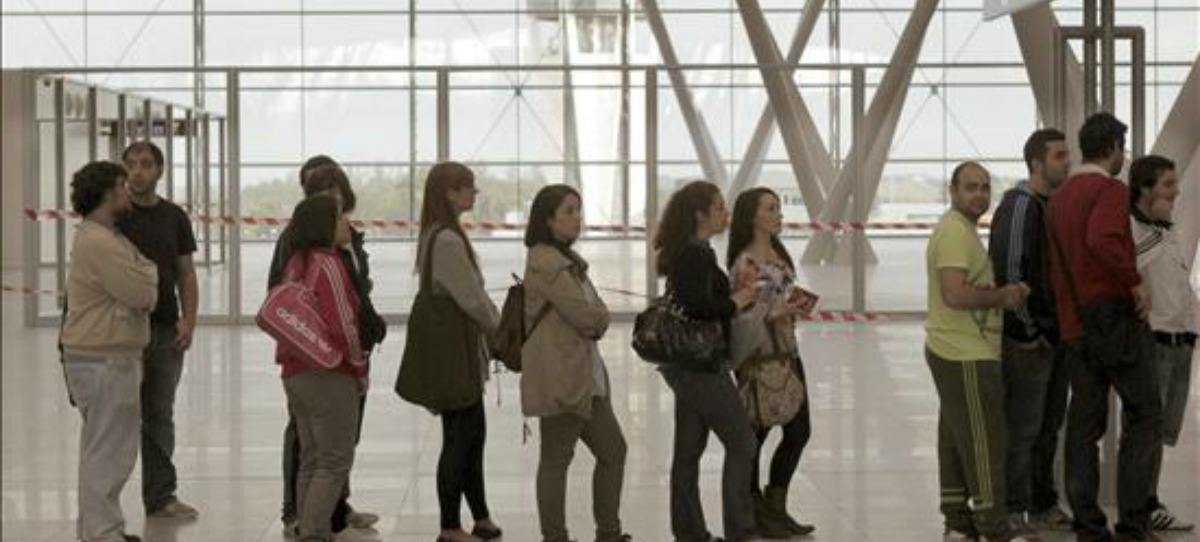 Más paros en aeropuertos españoles: se suman La Coruña y Santiago