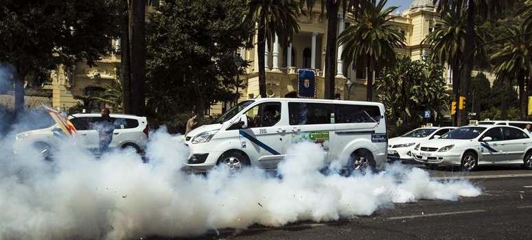 El traslado de coches Cabify pone en pie de guerra a los taxistas malagueños