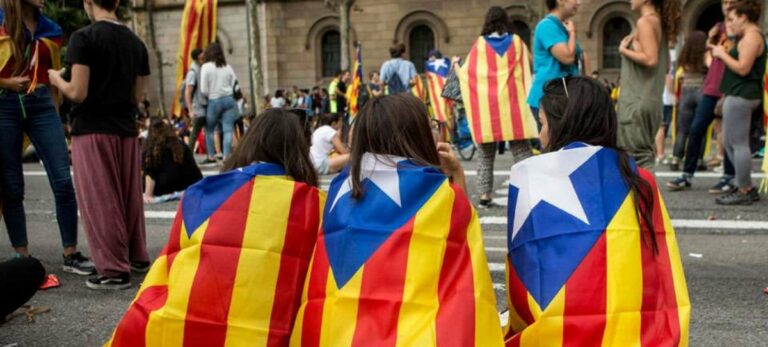 Estudiantes con la estelada en un día de huelga