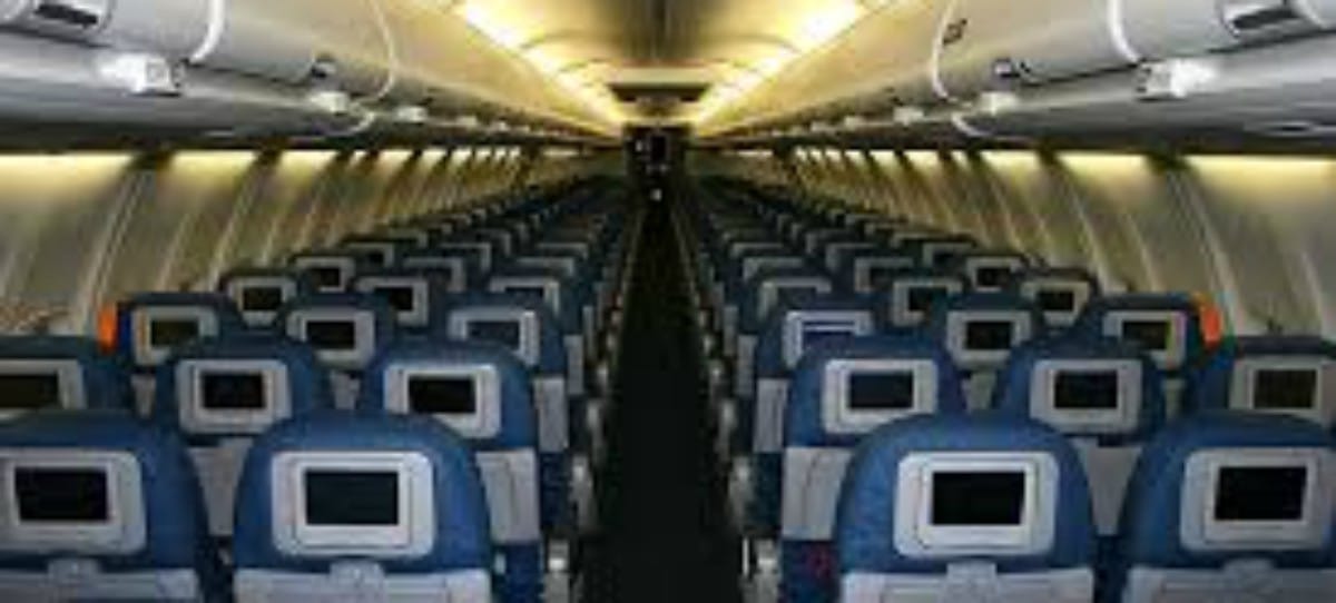 Las aerolíneas se niegan a dejar asientos vacíos en los aviones