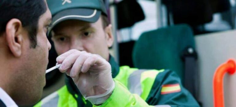 Un agente de la Guardia Civil realizando un test de control de drogas