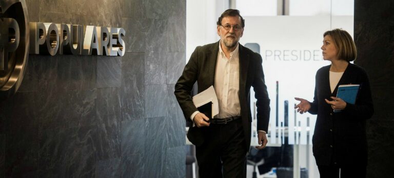 El presidente del Gobierno, Mariano Rajoy (i), junto a la ministra de Defensa y secretaria general del partido, María Dolores de Cospedal (d)