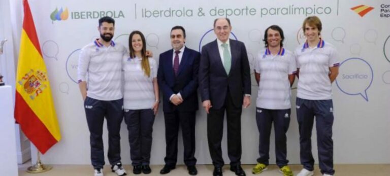 El presidente de Iberdrola, Ignacio Galán, posa junto a los integrantes del equipo español en los pasados Juegos Paralímpicos de Invierno