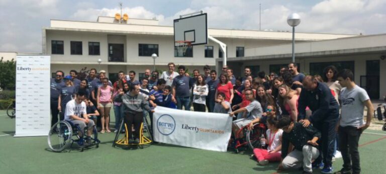 Vista de los participantes del programa de voluntariado de Liberty