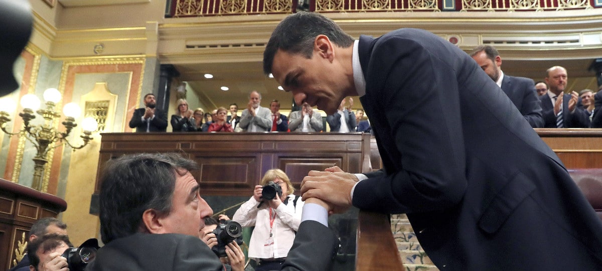El chantaje permanente a un Gobierno débil: le ‘caerán dardos’ si no transfiere el IMV, amenaza el PNV
