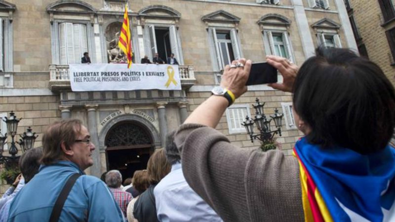 Torra coloca una pancarta a favor de los presos en la Generalitat
