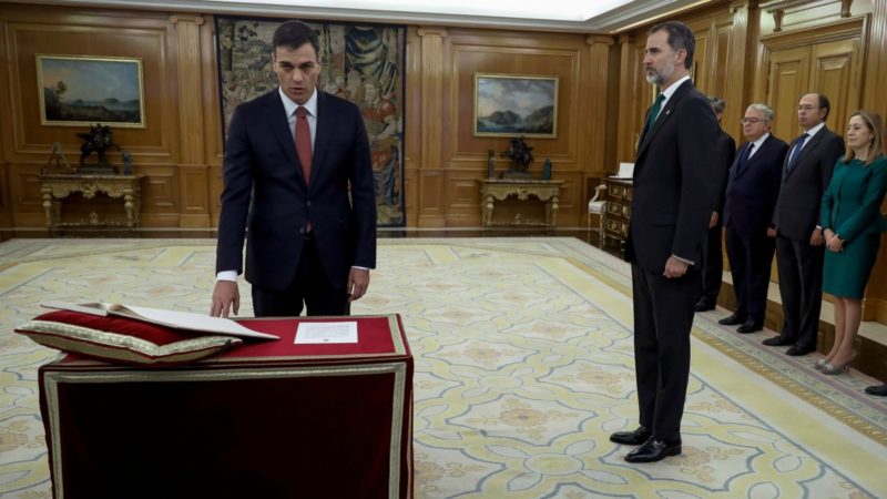 Sánchez se instala en Moncloa tras prometer el cargo ante el Rey